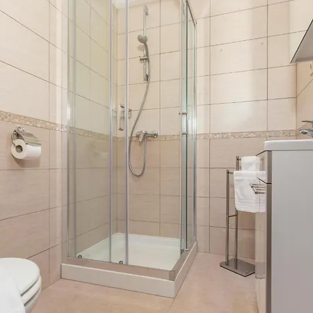 Amazing Apartment In Malinska With Wifi * 马林斯卡