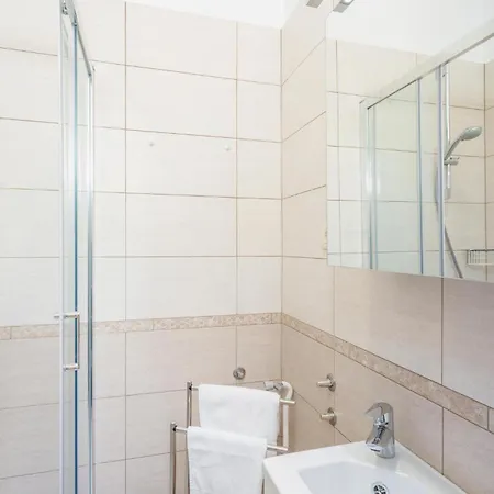 Amazing Apartment In Malinska With Wifi *