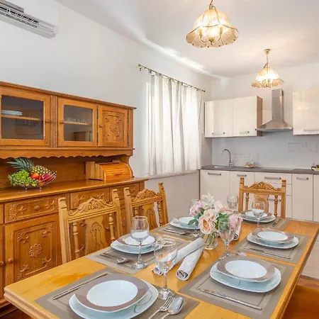 Amazing Apartment In Malinska With Wifi * 马林斯卡